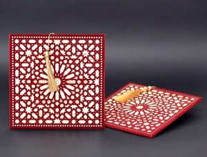Kırmızı lazer kesimli kadife zarf ve sade iç kartlı.