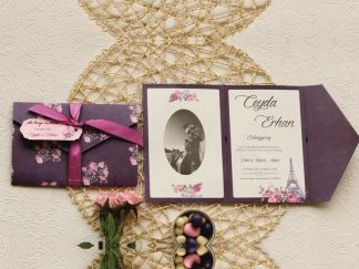 Kurdeleli ve mor zarf şeklindeki resimli düğün davetiyesi - 0974145
