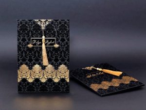 Siyah flok kaplamalı, varak ayrıntılı lüks davetiye modeli.
