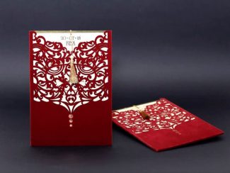 Bordo kesimli, flok kaplamalı zarf ve kartı.