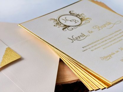 Altın kenarlı mukavva kalınlığında düğün kartı.