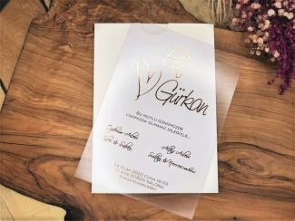Beyaz zarfının üzerinde duran kalp ve "Elif Gürkan" yazılı şeffaf buzlu kart.