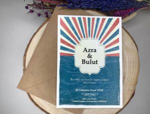 Kırmızı ve yeşil çizgileri bulunan vintage tarzında tasarıma sahip kart ve zarfı.