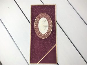 Dikine bordo renkte, oval pencereli.