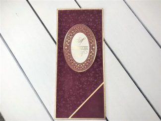 Dikine bordo renkte, oval pencereli.
