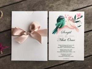 Dore kurdeleli, beyaz zarflı kuşlu davetiye