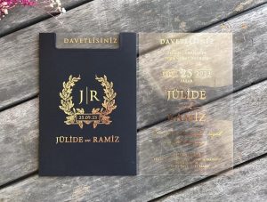 Varaklı siyah zarflı şeffaf düğün davetiyesi.