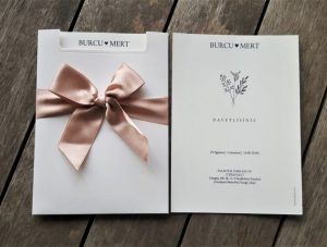 Üst pencere kesimli, fiyonklu düğün ve nikah davetiyesi.