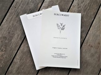 Sade beyaz açık zarflı ve çiçek baskılı iç kartlı davet kartı