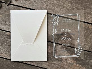 Beyaz kapaklı zarf ve çiçekli çerçeve basımı bulunan saydam PVC kart.