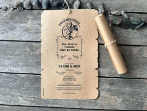 Otantik tasarımlı katlanarak rulo halinde fermana dönüşen saman renkte kart.
