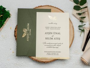 Krem tonlarındaki iç kartlı, zarfı ise yeşil renkte.